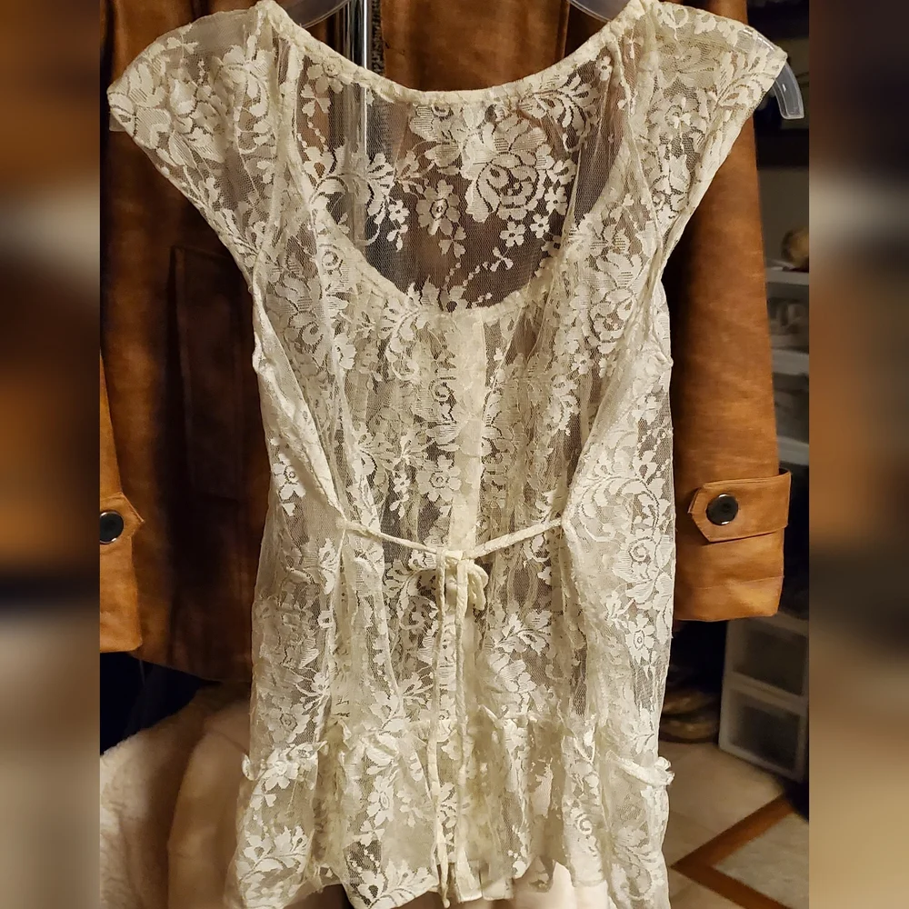 Beautiful Vintage-Look Lace Top - Picture 5 of 6